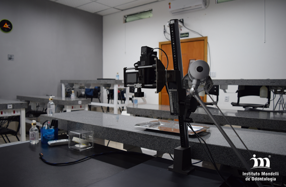 Laboratório do Instituto Mondelli com bancadas e equipamentos